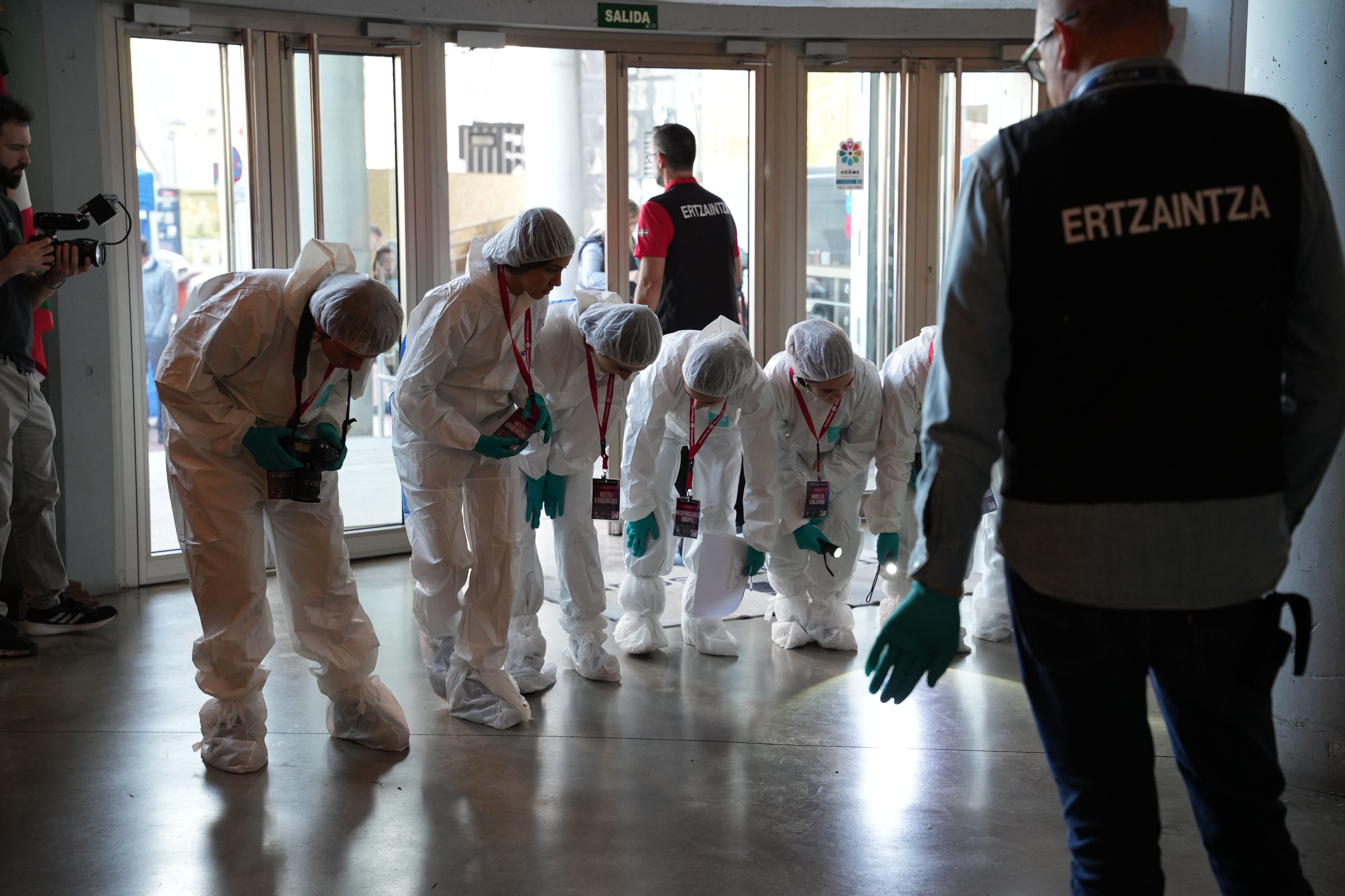 Estudiantes de Secundaria se convierten por un día en policías forenses y resuelven un crimen