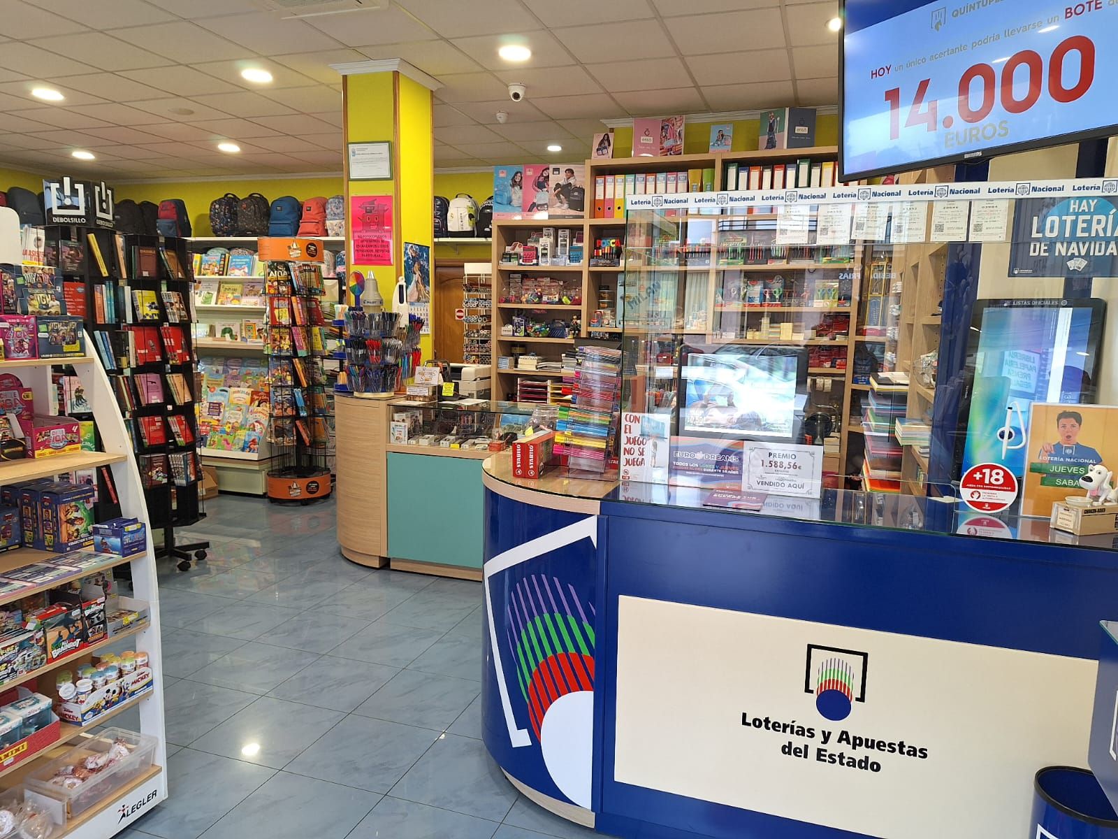 Interior del establecimiento de Noalla en Sanxenxo que sufrió un intento de robo, frustrado.