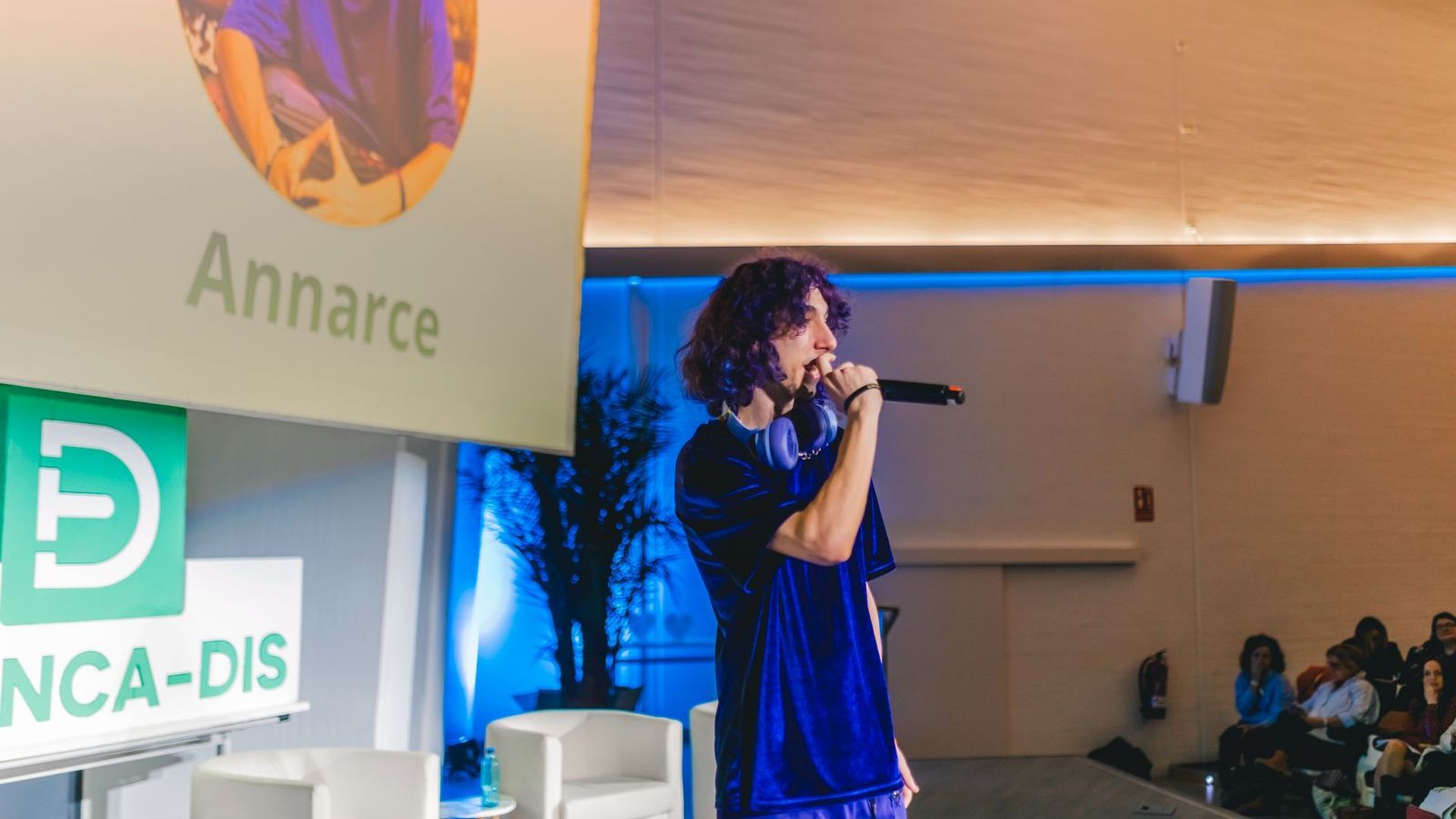 Ismael Martín, conocido como Annarce, acude a colegios e institutos para hablar de acoso escolar