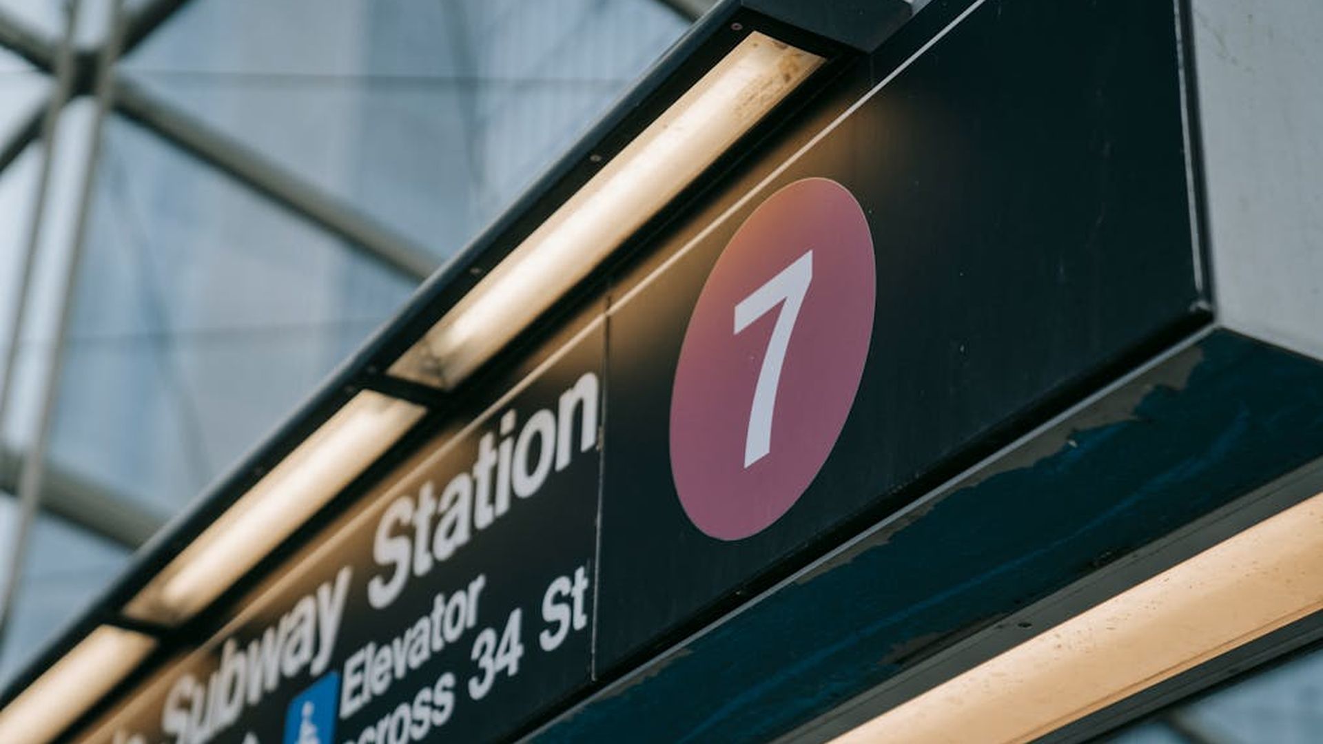 La bebé recién nacida ha sido encontrada envuelta en una manta en un metro en Manhattan, Nueva york