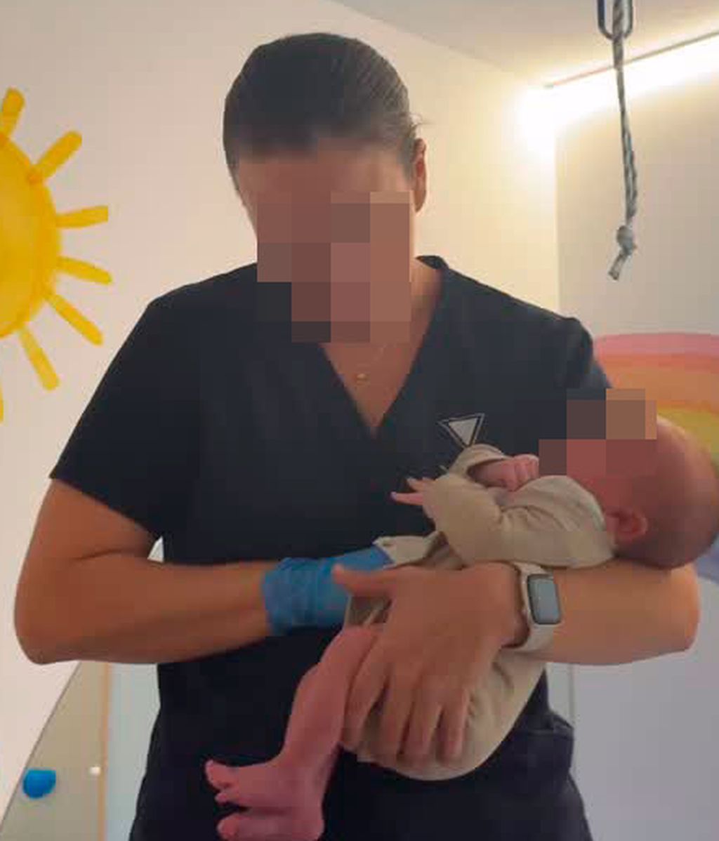 La hija de Sandra y Darío, de LIDLT, siendo tratada en el fisio pediátrico