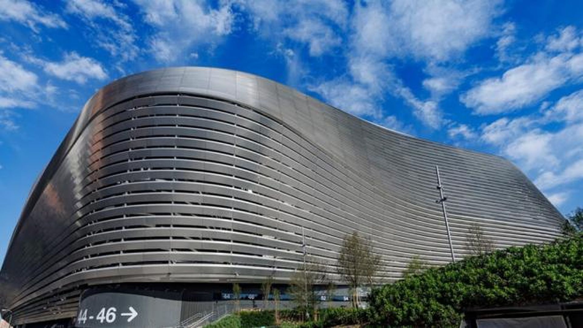 La Justicia paraliza los parkings del Bernabéu y los vecinos lo celebran: "Un problema medioambiental" La Justicia paraliza los parkings del Bernabéu y los vecinos lo celebran: "Un problema medioambiental"