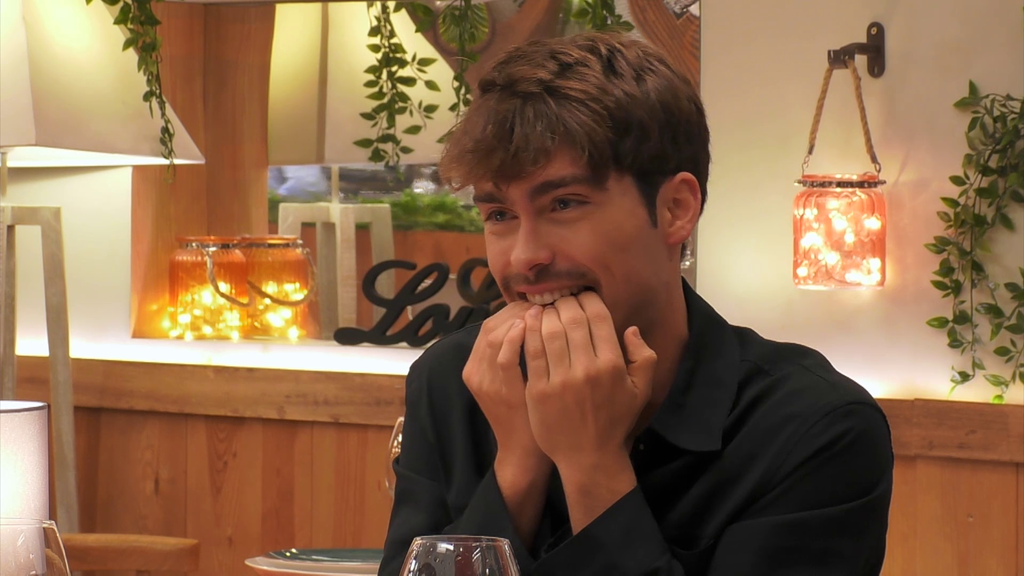 La reacción de un soltero de 'First dates' al descubrir dónde vive su cita: "Me parece una ciudad muy fea"