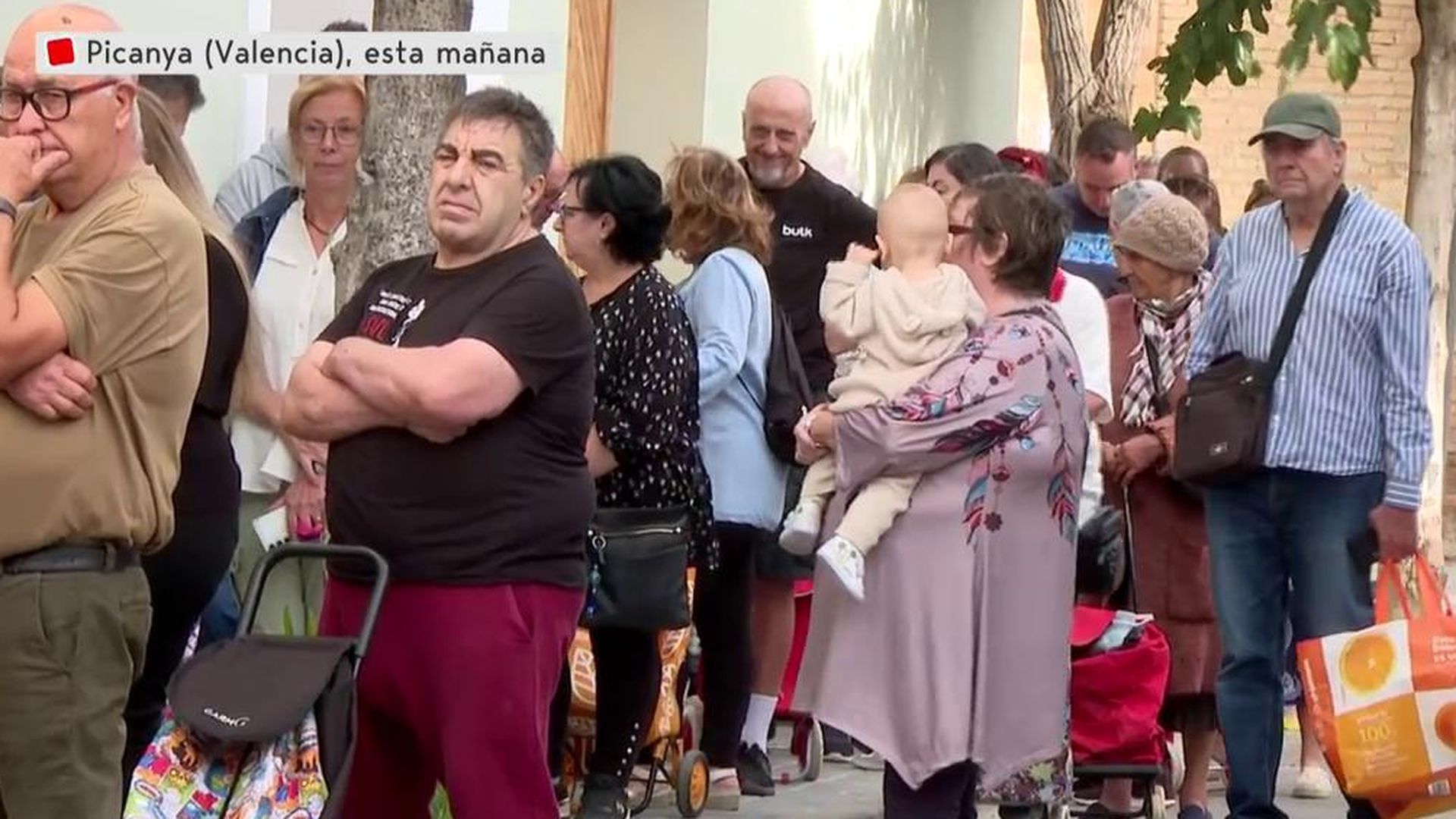 Las colas de comida en Picanya tras la DANA: "Damos las gracias por estar vivos"