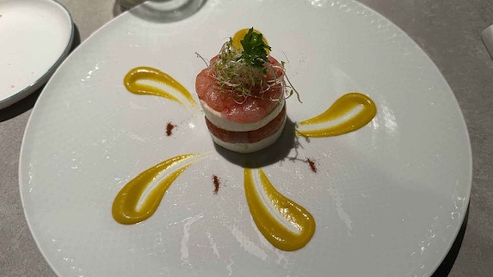 Lasagnetta de mozzarella de búfala y crudo de gambas