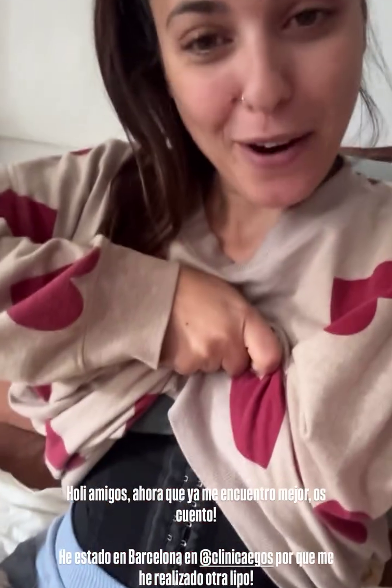 Lola Mencía muestra el corsé que lleva ahora para su recuperación después de su nueva liposucción