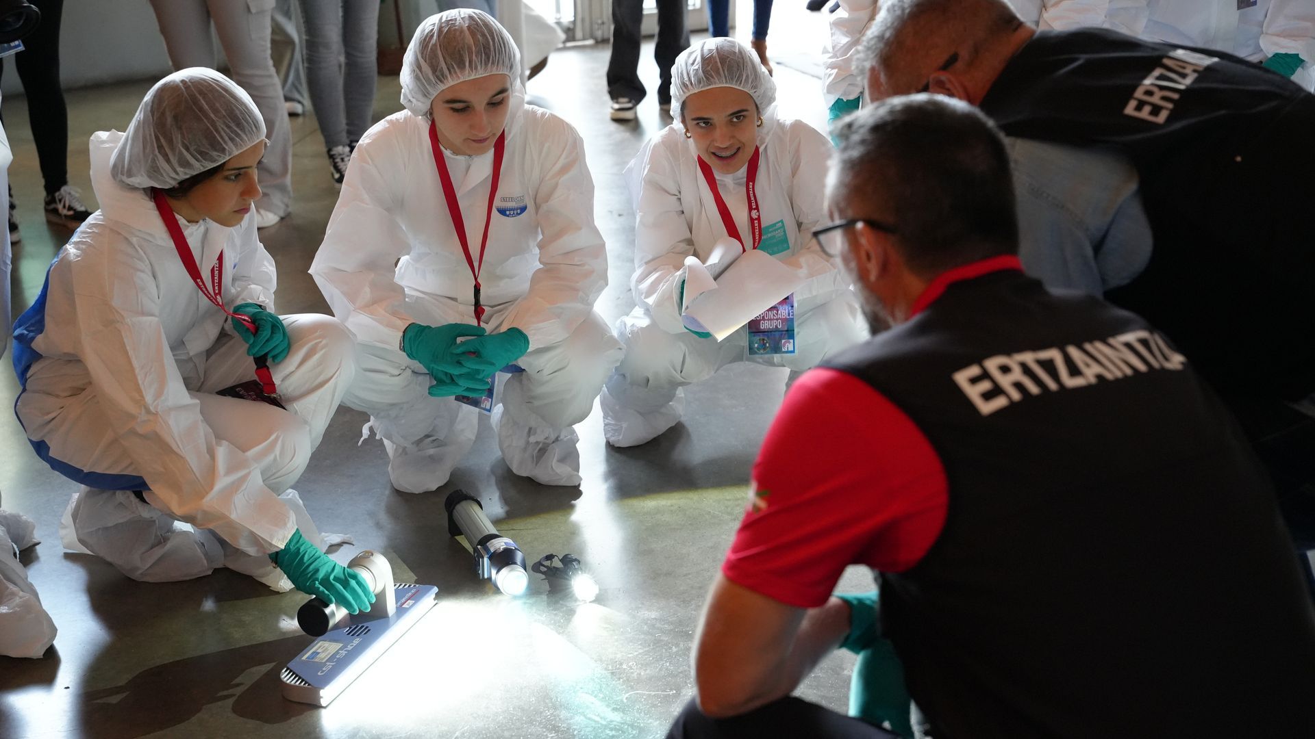 Los jóvenes detectives buscan evidencias en la escena del crimen