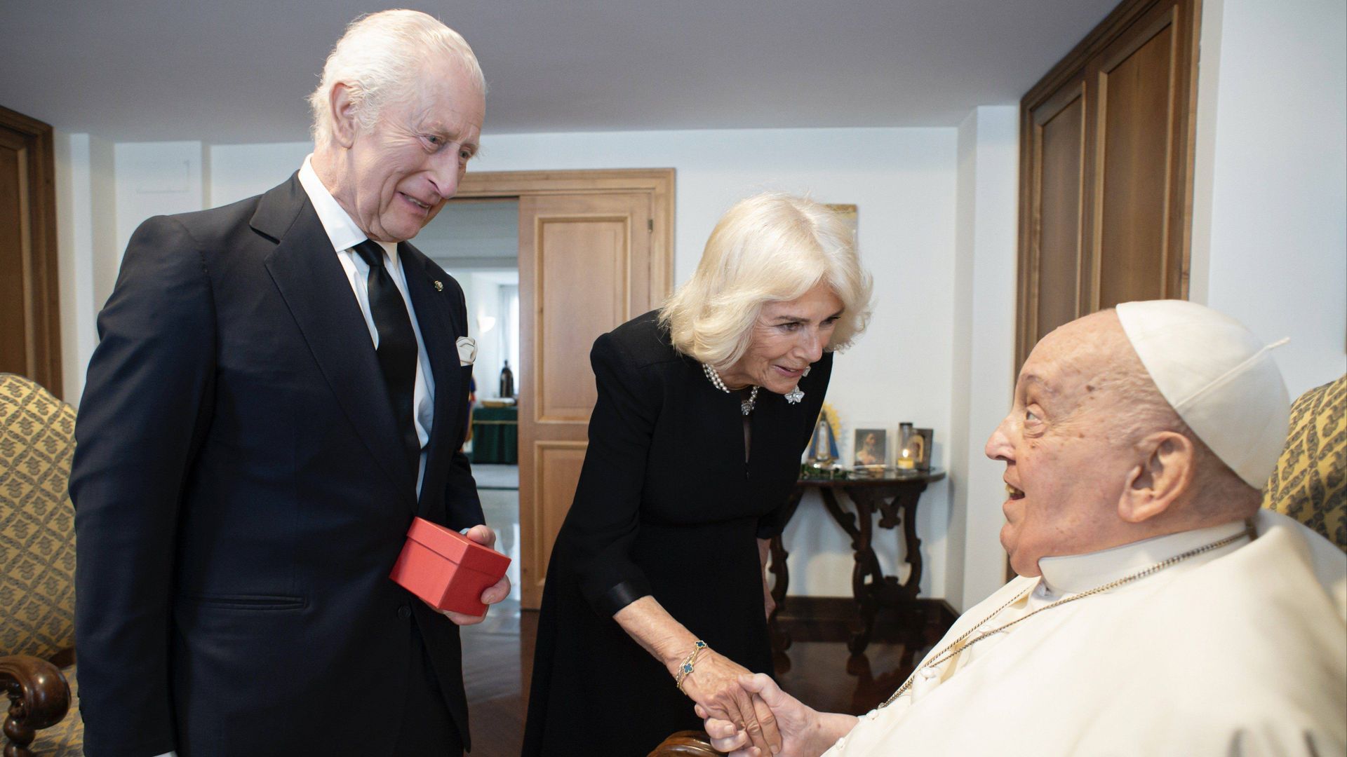 Los reyes Carlos III y Camila junto al papa Francisco