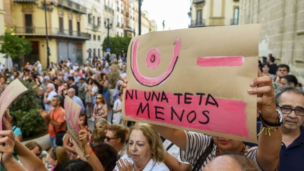 miles de mujeres se han manifestado ante la sede principal del Servicio Andaluz de Salud (SAS) en Sevilla.