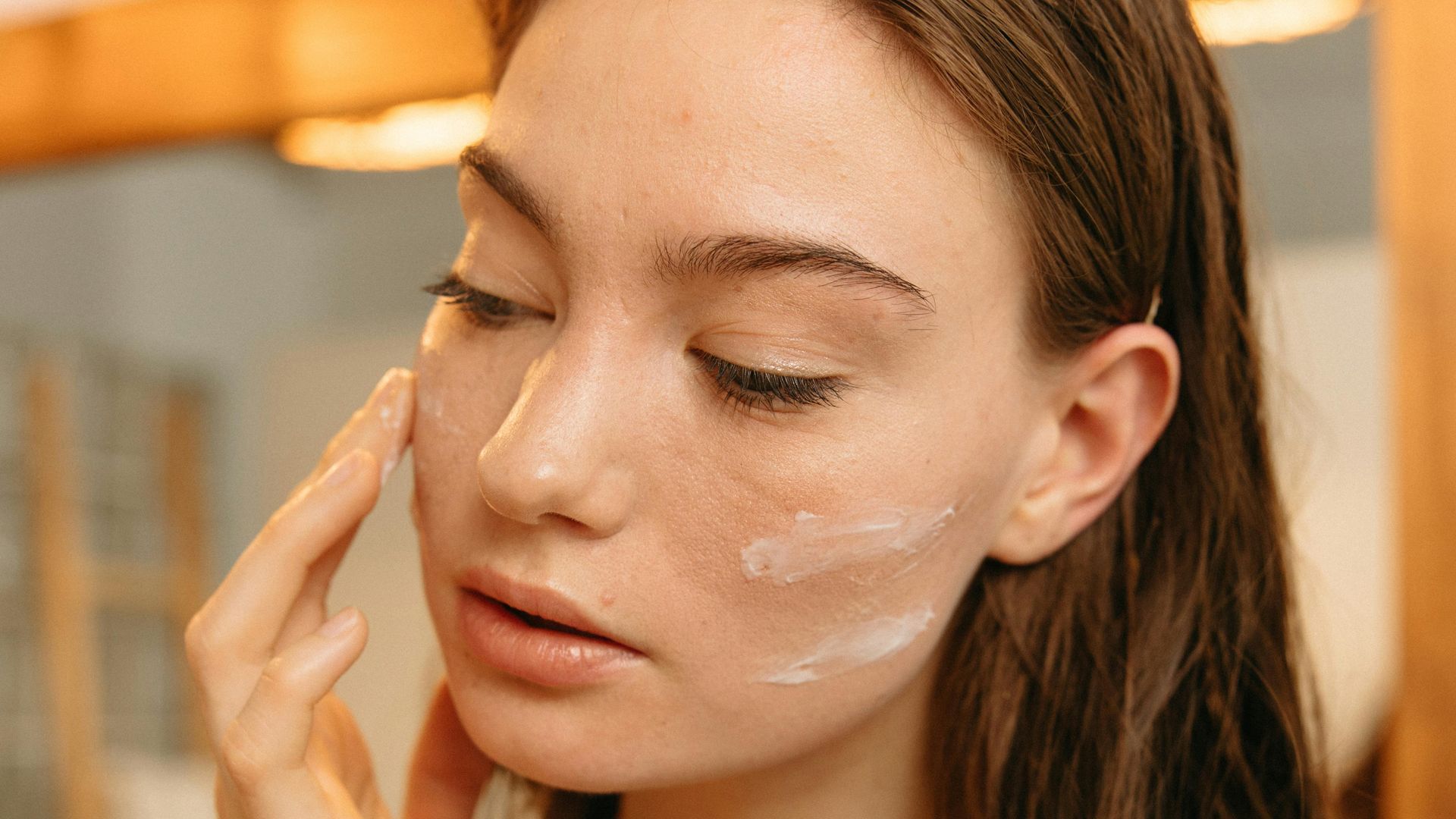 Mujer aplicándose crema