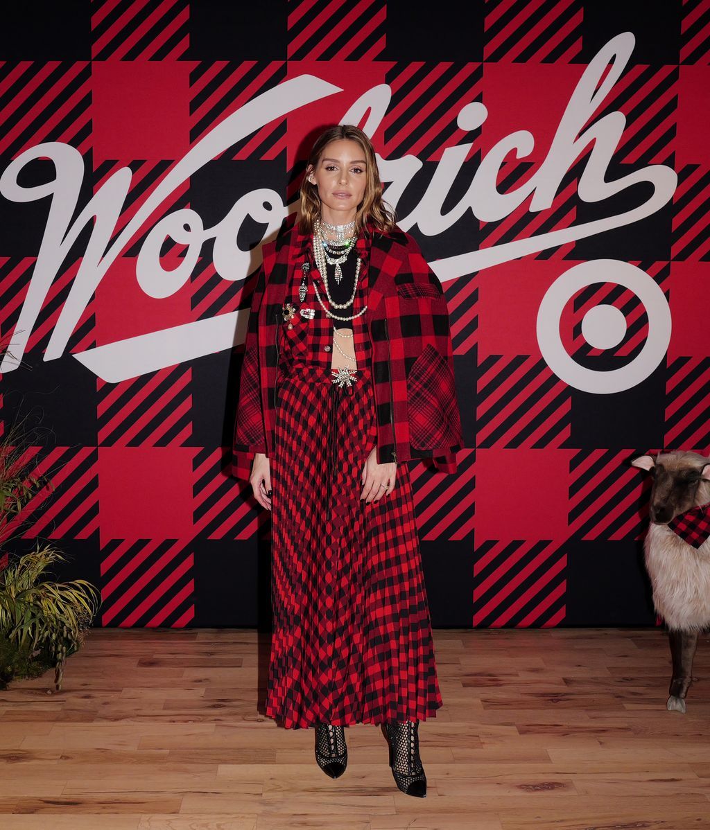Olivia Palermo con un conjunto de cuadros de Target x Woolrich