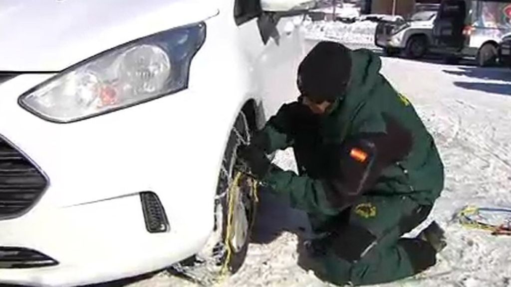 Poner las cadenas al coche, todo un desafío