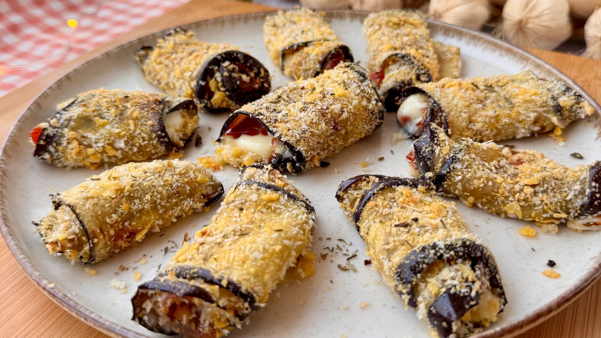 Rollitos de berenjena rellenos de jamón serrano y queso: una receta fácil y rápida para chuparse los dedos