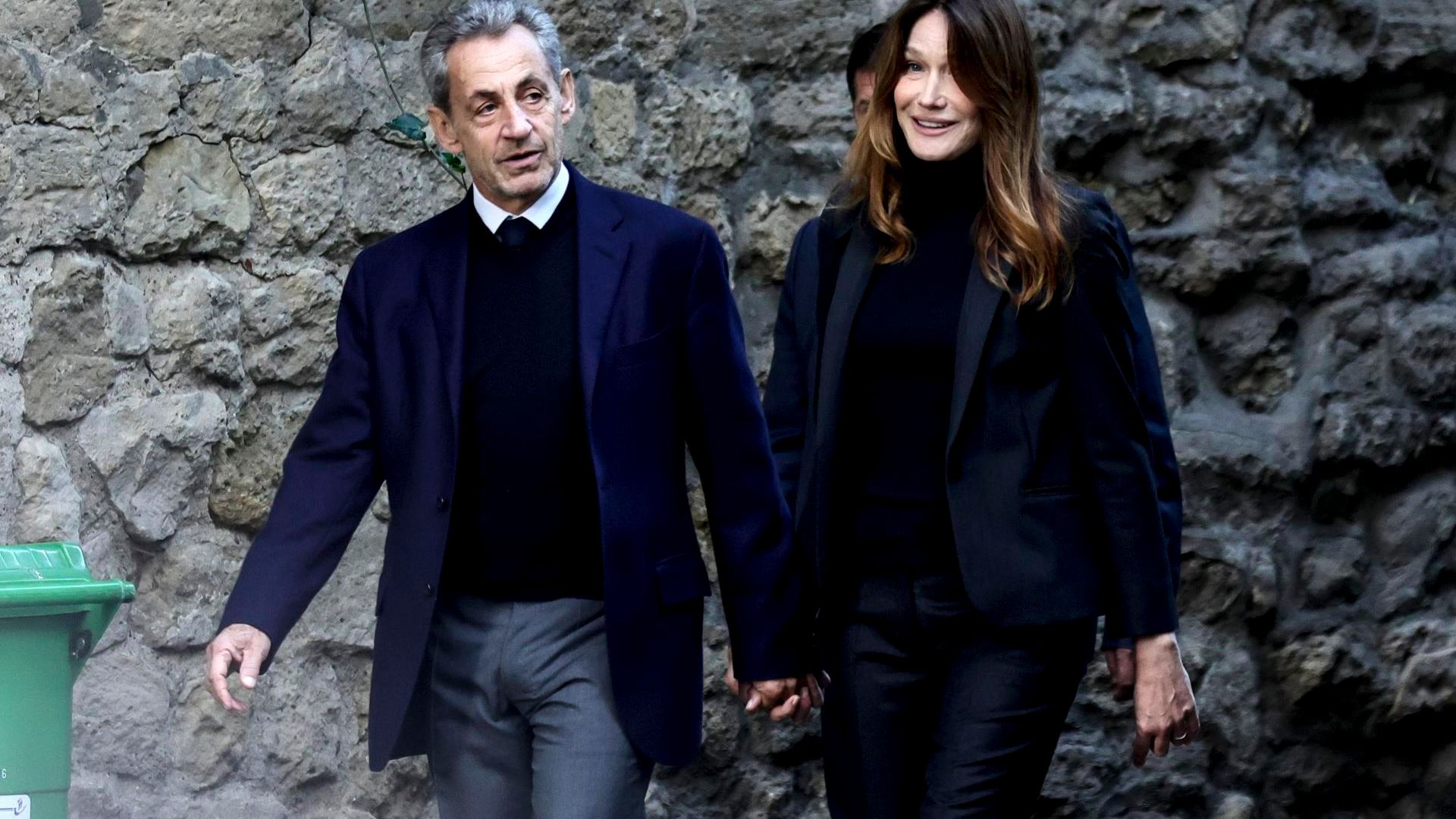 Sarkozy y Bruni, juntos en el camino hacia la prisión del expresidente francés