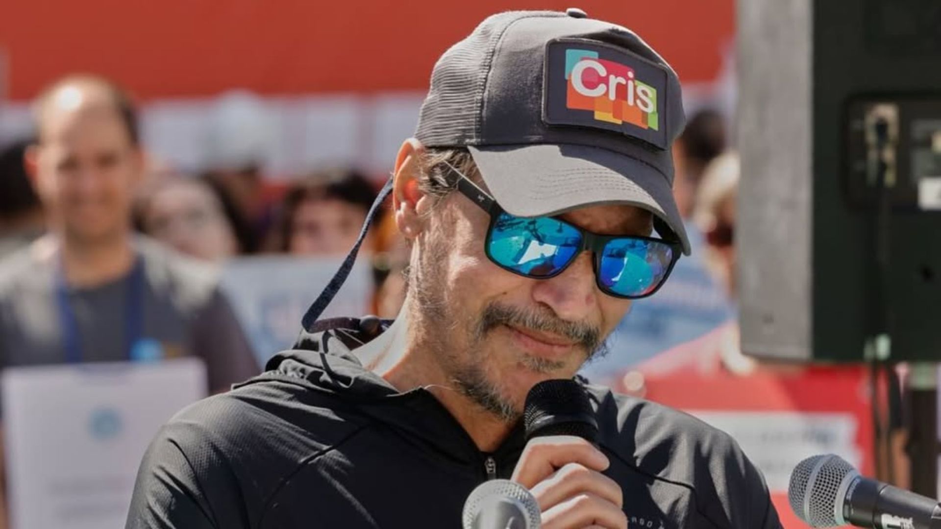 Sergio Peris-Mencheta con una gorra de la asociación 'Cris contra el cáncer'