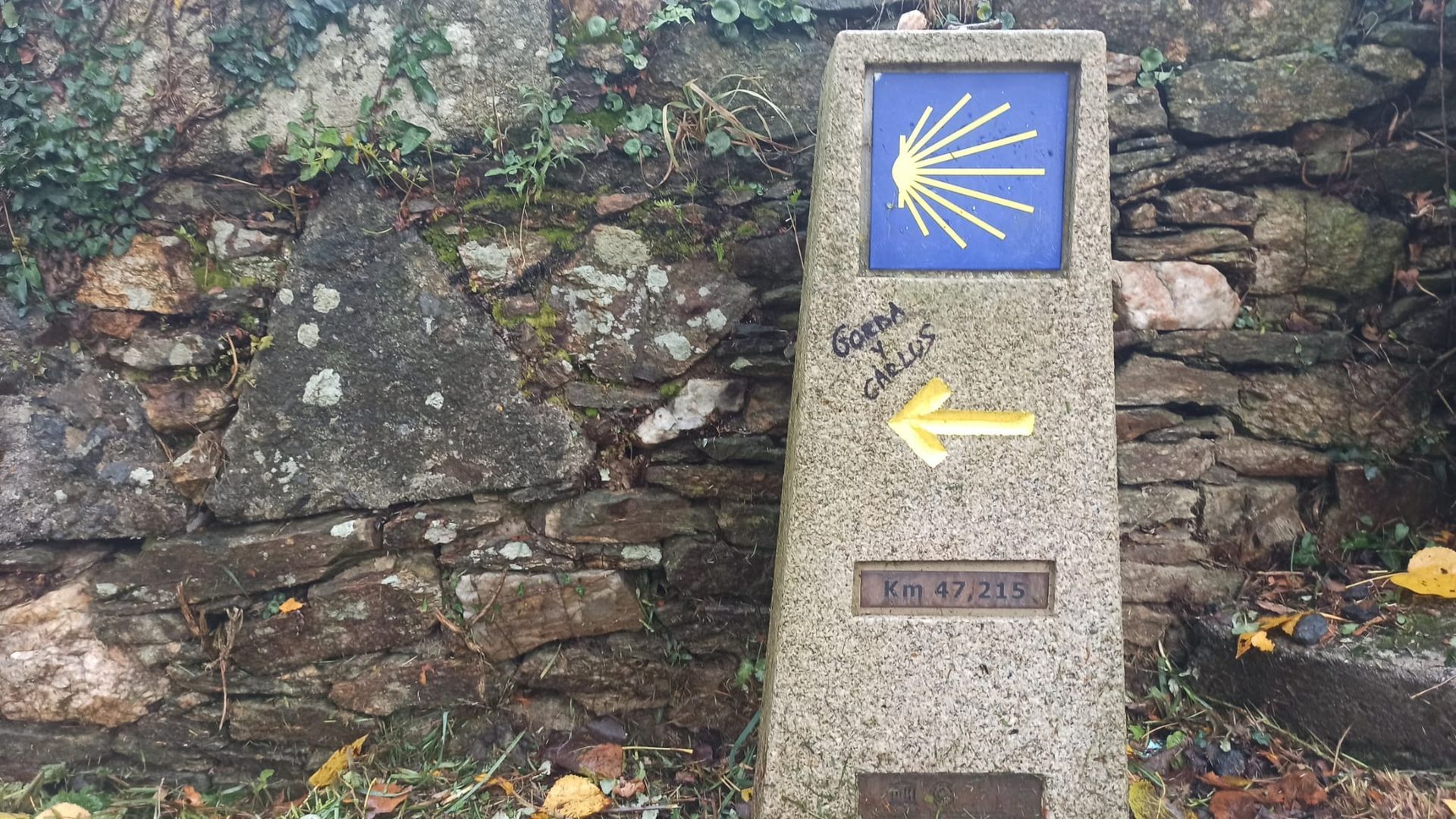 Un mojón en el Camino de Santiago con la pintada a rotulador de "Gorda y Carlos"