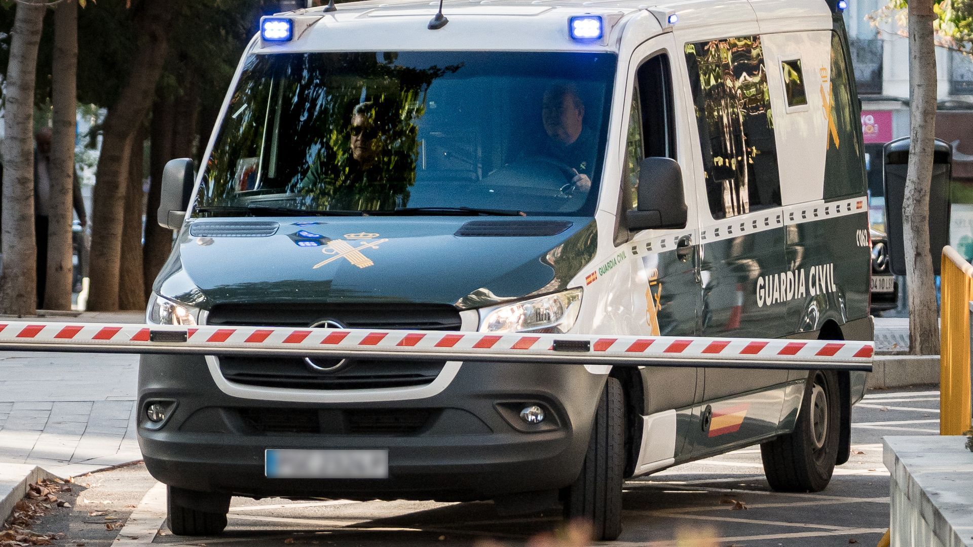 Yassine Kanjaa llega en una furgoneta de la Guardia Civil al juicio en la Audiencia Nacional, a 6 de octubre de 2025