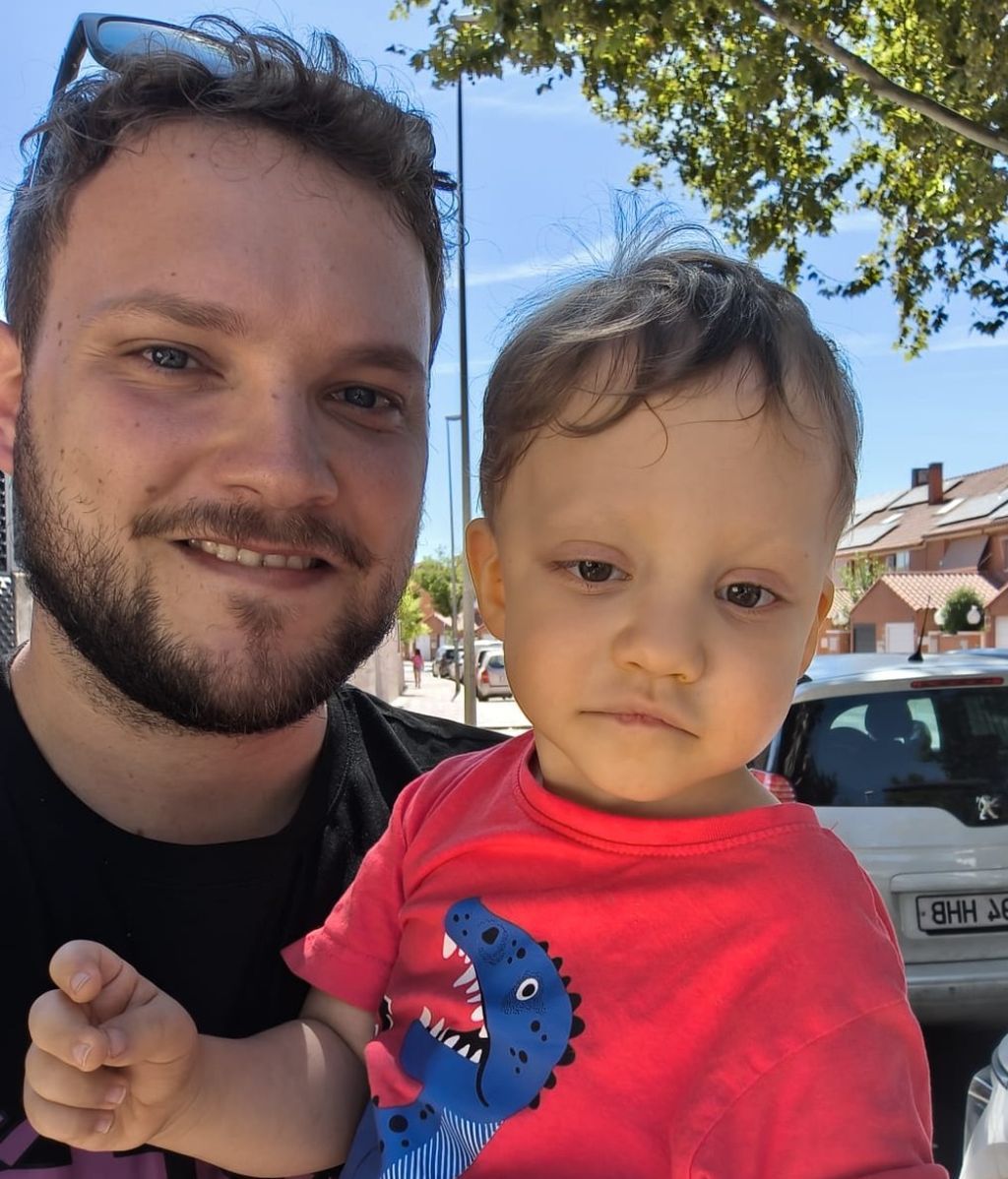 Aitor junto a su hijo Julen
