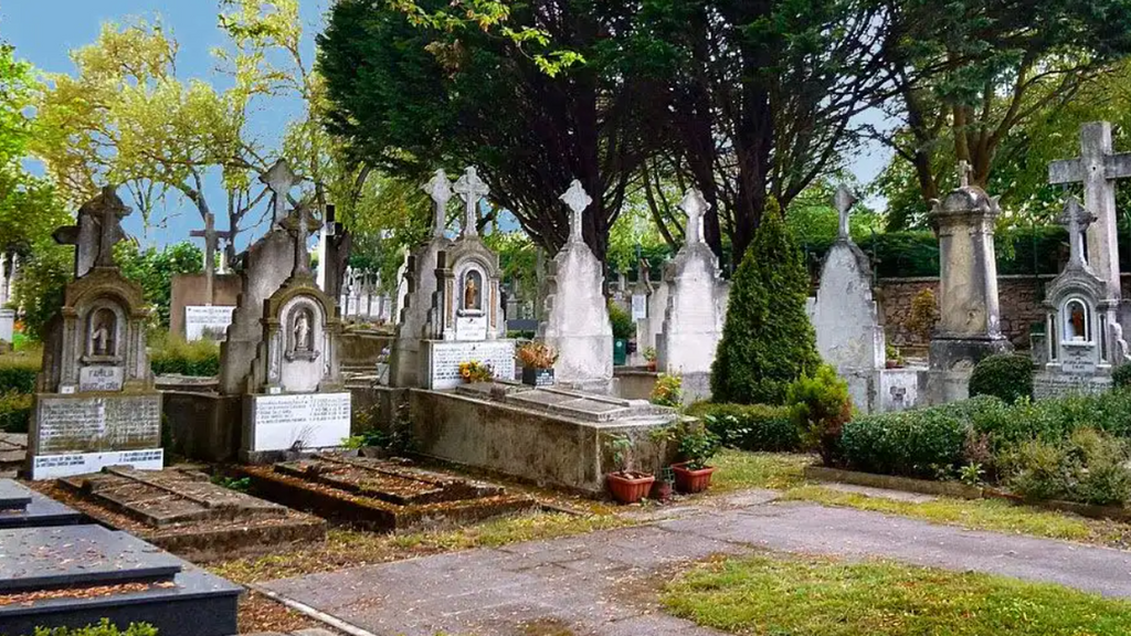Algunas tumbas en el cementerio de Santa Isabel