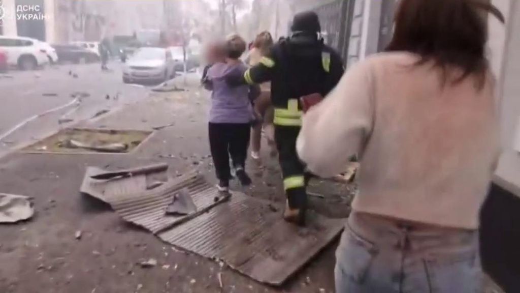El brutal ataque ruso contra una guardería en Ucrania: 50 niños fueron evacuados entre gritos y lloros