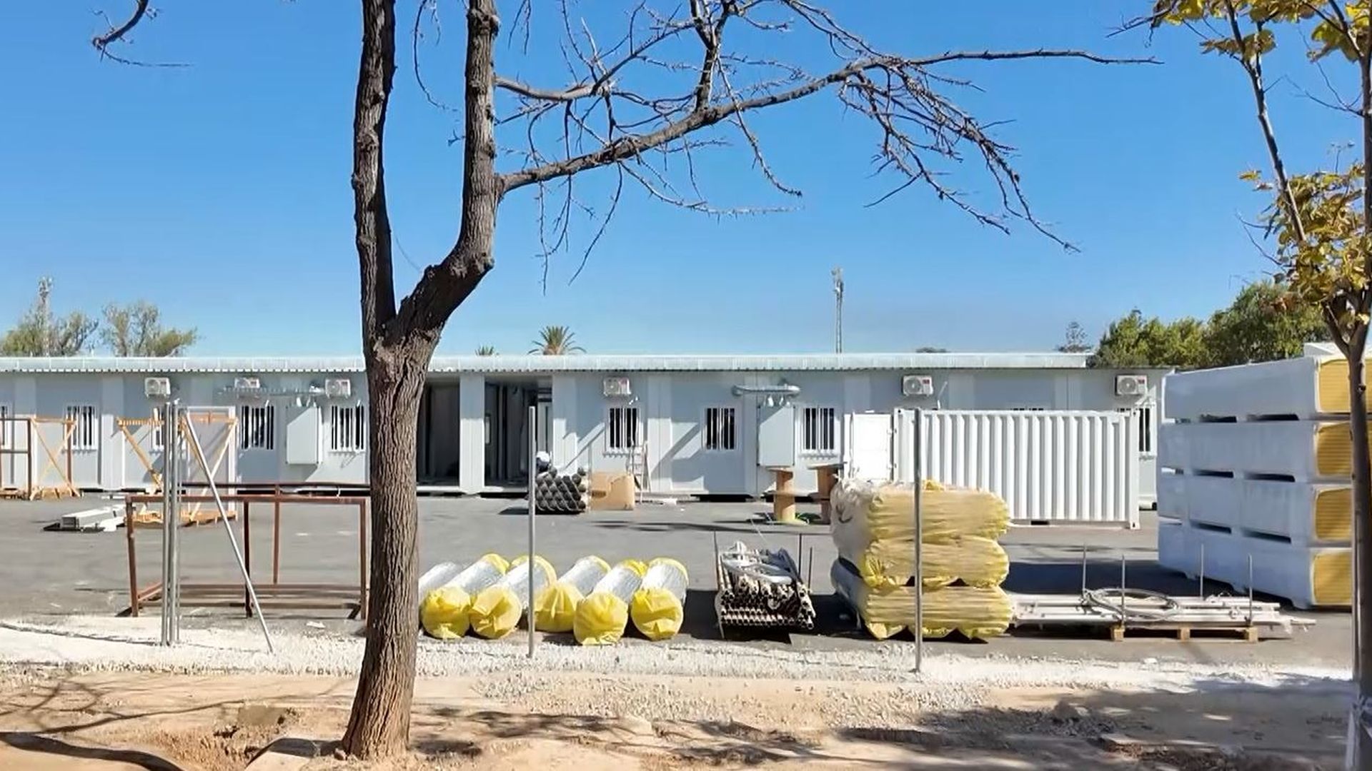 Barracones en un colegio de Massanassa afectado por la DANA