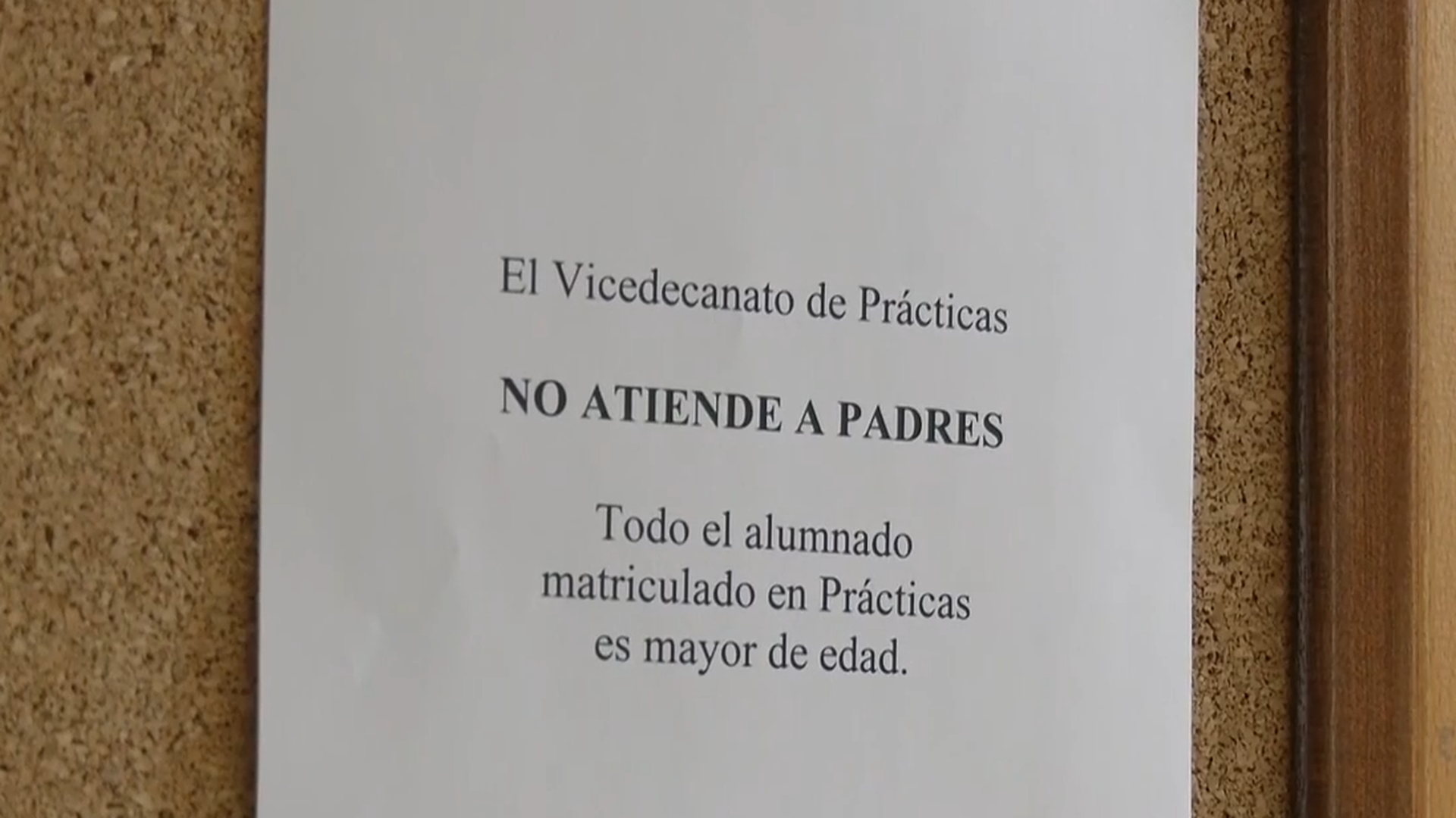 Cartel colocado en la Universidad de Granada.