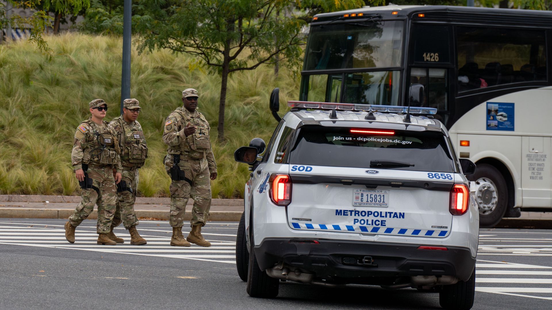 Donald Trump se encontraba en la Casa Blanca en el momento del impacto de un individuo con un vehículo en una de las puertas de seguridad