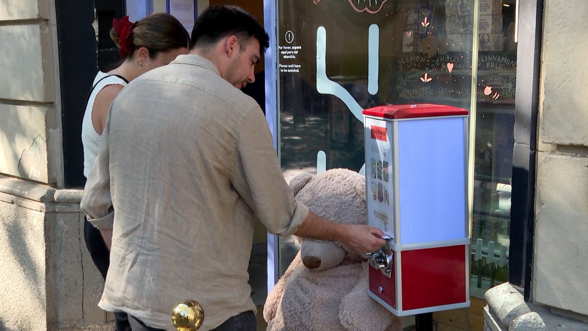 'El buzón de Barna', la máquina expendedora de postales virales en Barcelona