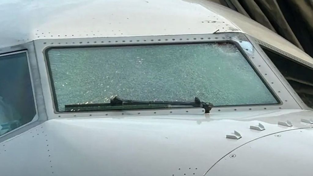 El impacto en el parabrisas del Boeing 737 en el extremo superior derecho.