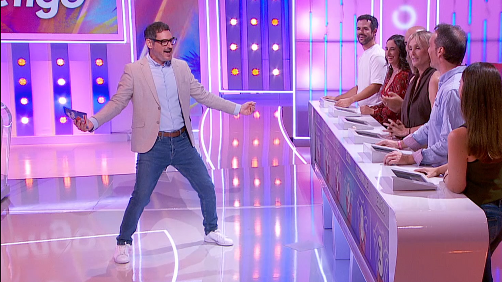 El momentazo en plató de Eugeni Alemany bailando y moviendo las caderas como nunca antes en 'Agárrate al sillón'