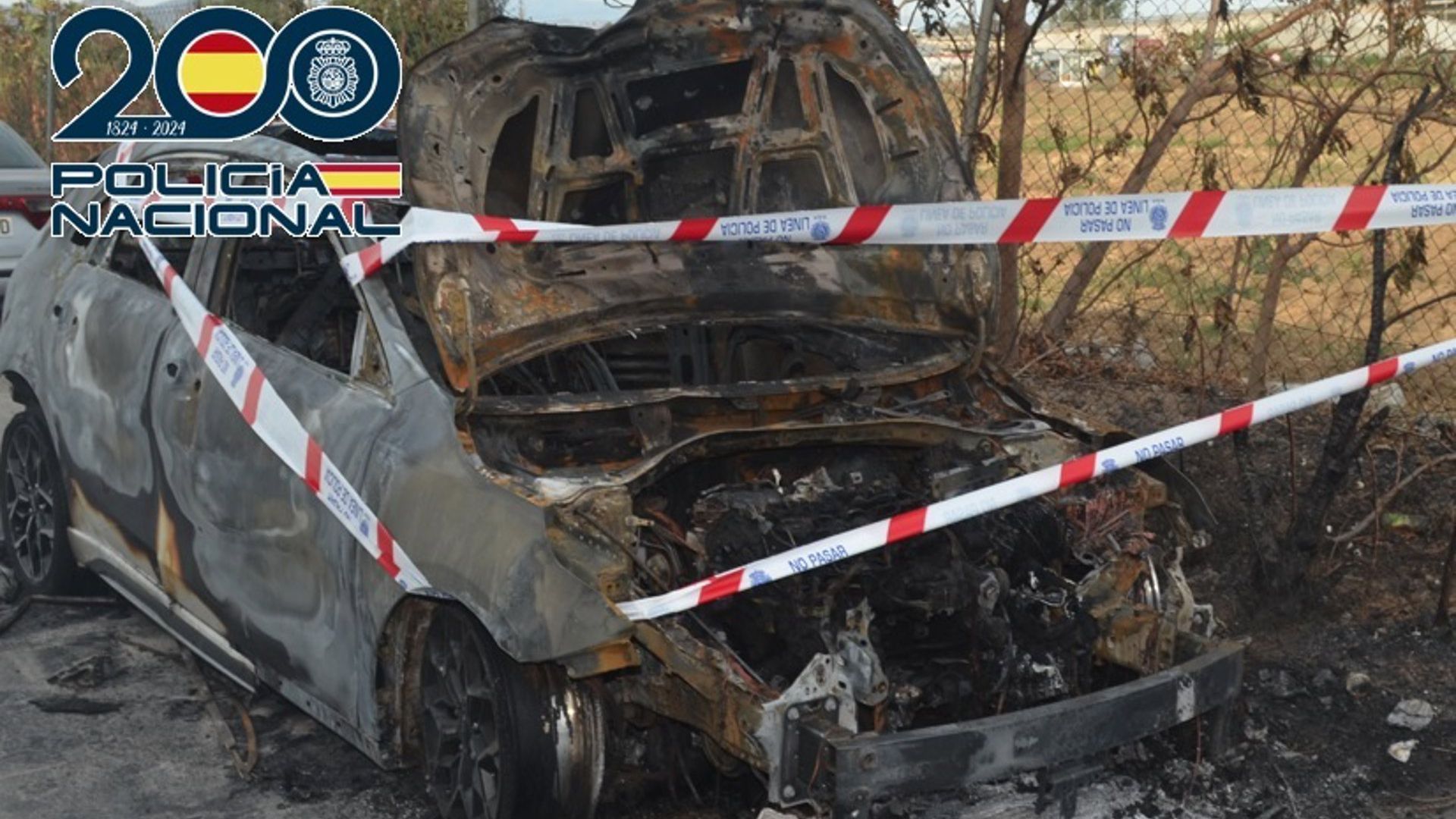 Estado en el que quedó el vehículo incendiado por el detenido