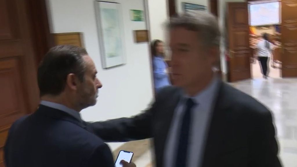 Feijóo y Ábalos protagonizan una curiosa escena en los pasillos del Congreso