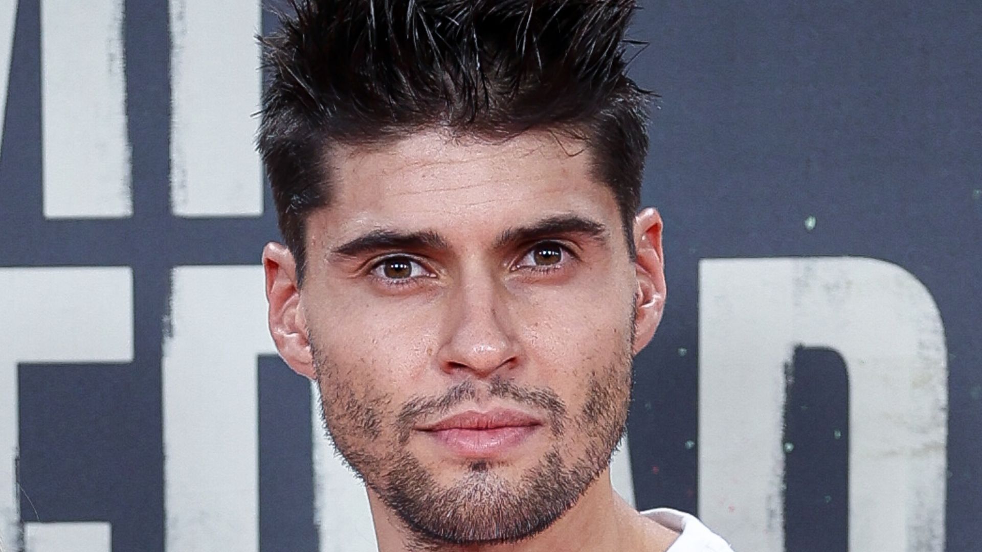 Javier Tudela enseña al inesperado visitante que se ha colado en su casa