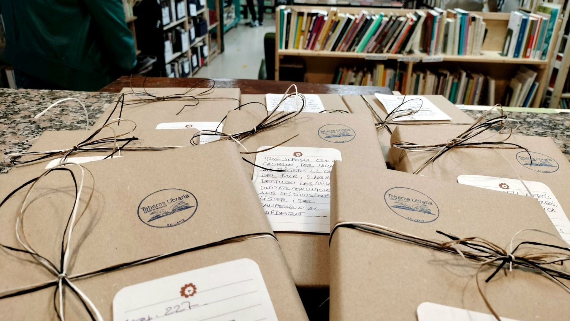 La 'cita a ciegas' de Taberna Libraria, la librería que da una segunda vida a libros en Girona