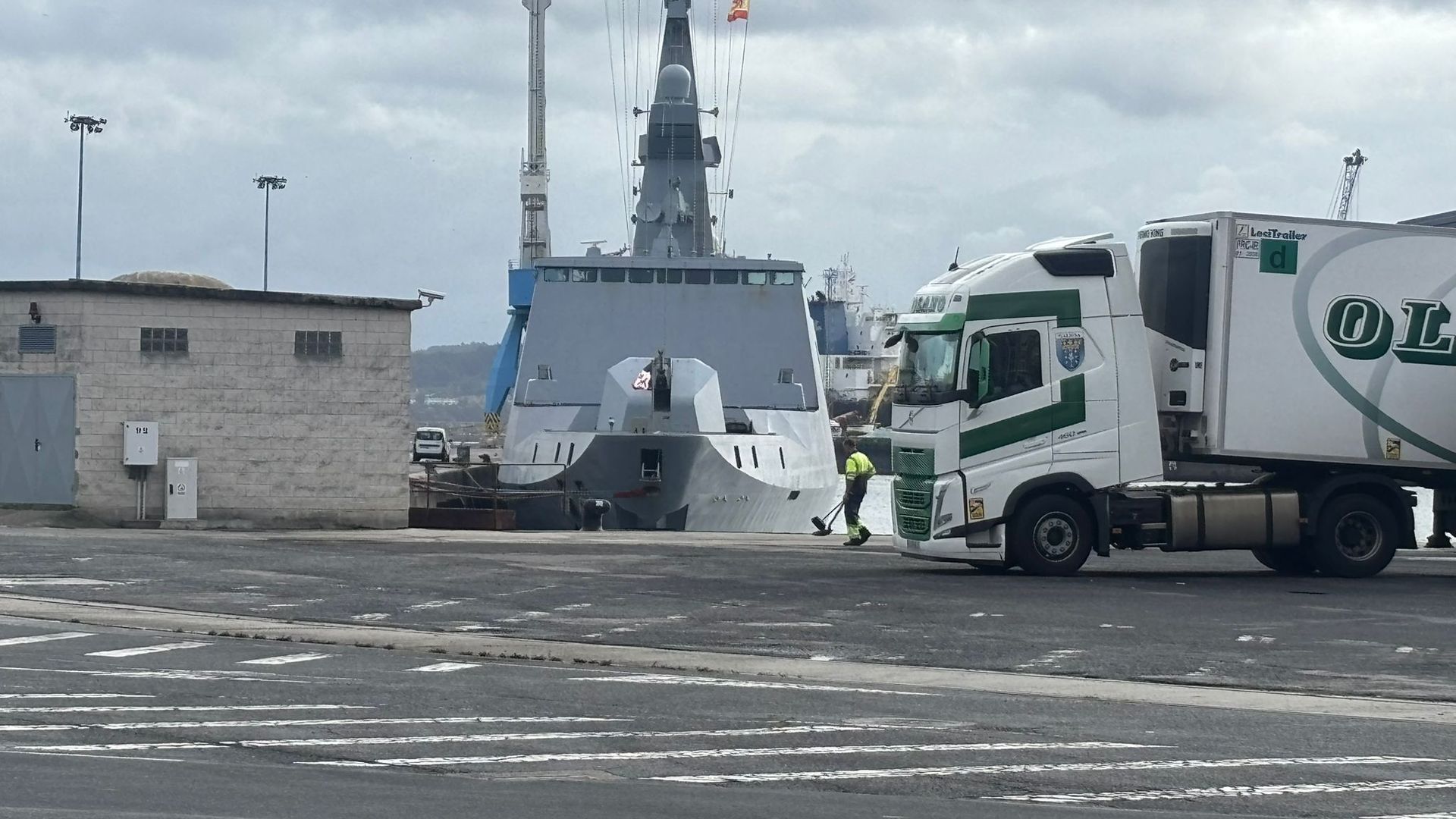 La embarcación francesa donde se han producido las detenciones atracada en el Puerto de A Coruña