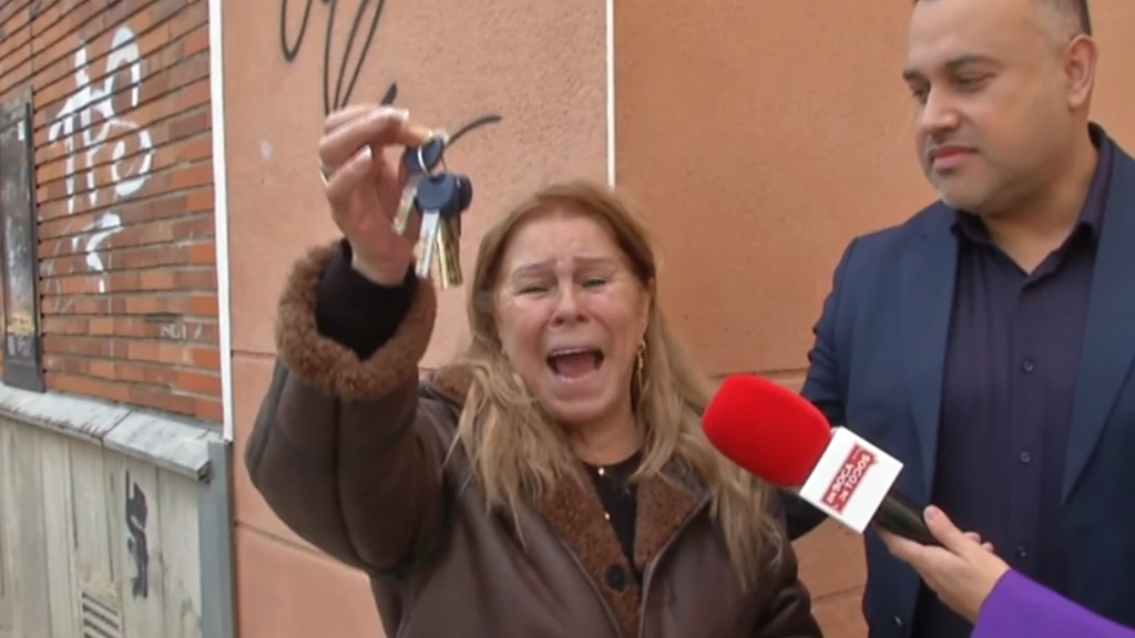 La explosión de alegría de Josefina tras recuperar su casa okupada en Vitoria: "Nacho, ¡tengo las llaves!"