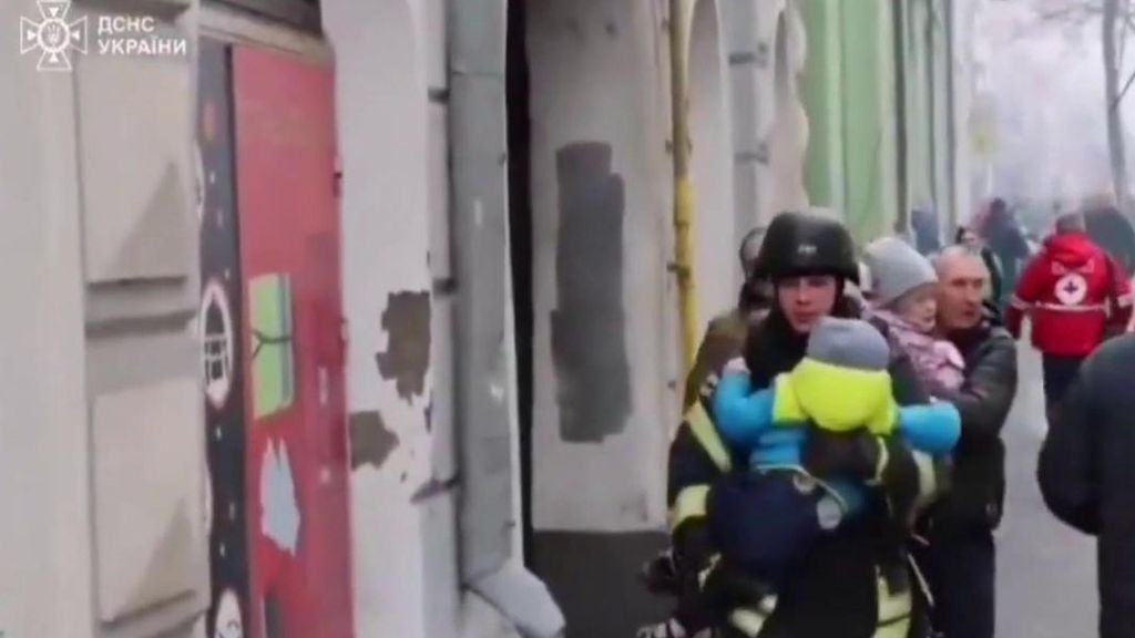 Las imágenes del ataque ruso en Járkov que ha provocado la evacuación de 50 niños de una guardería