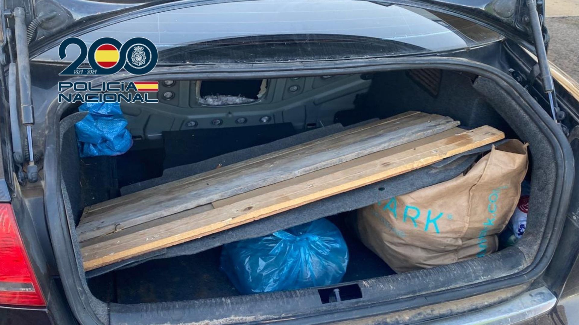 Maletero del vehículo donde se ocultaba el menor de edad