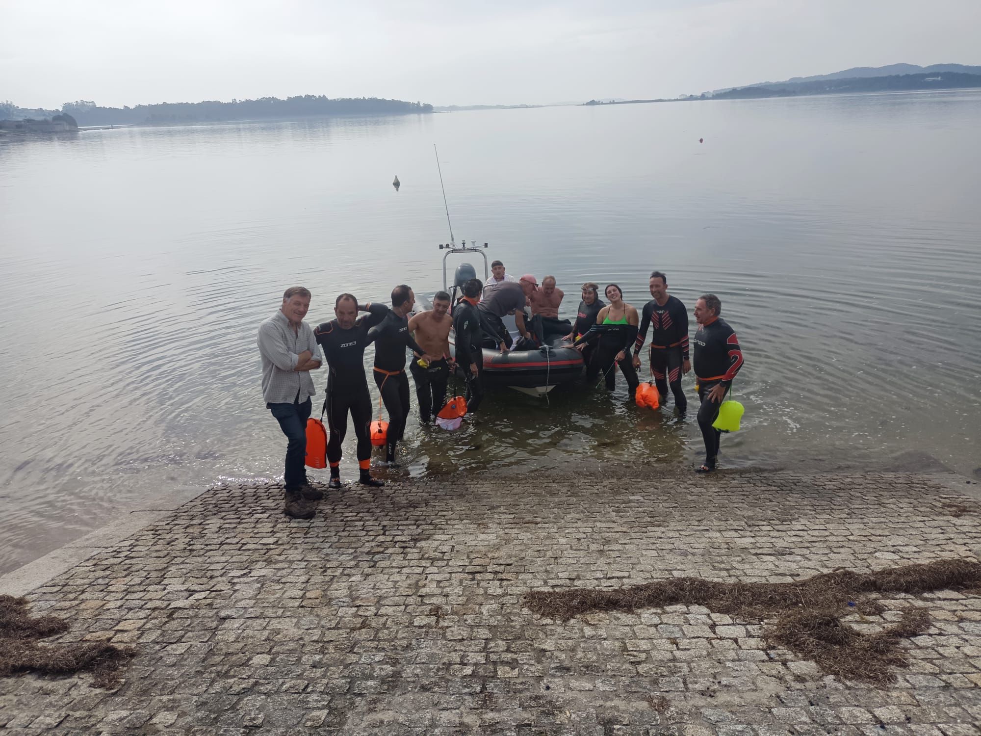 Miembros de la expedición del Camino de Santiago nadando junto a la zódiac de apoyo