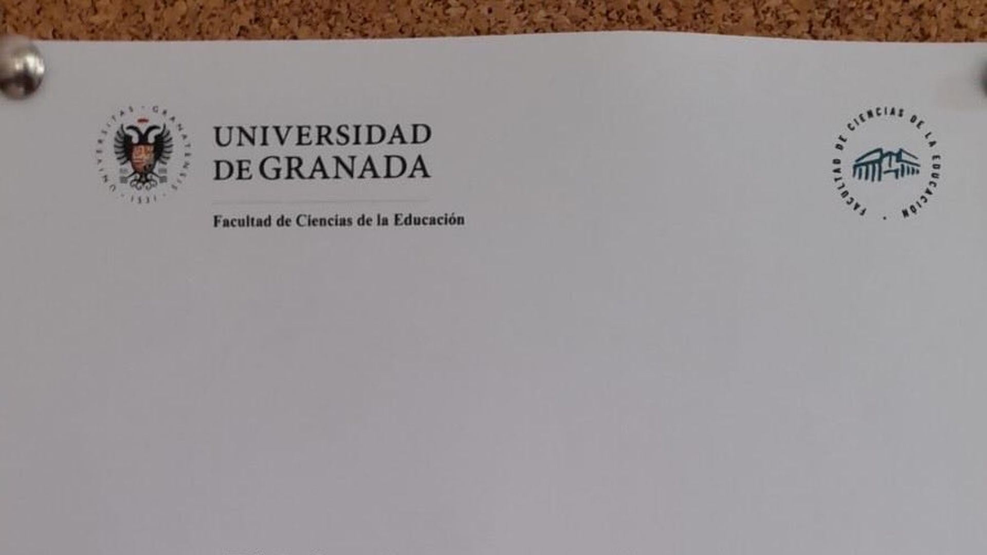"No atiende a padres": el cartel viral de la Universidad de Granada que insta a los alumnos a valerse por sí mismos