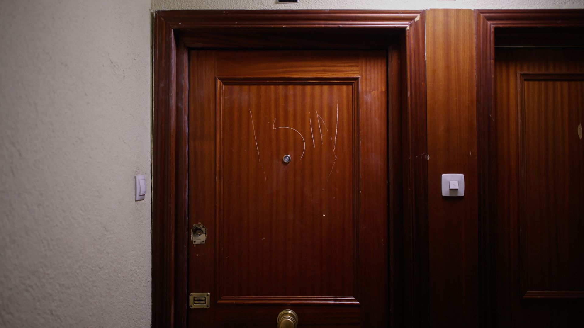 Puerta de la vivienda donde ha sido asesinada una mujer de 21 años en el distrito de Villaverde, a 21 de octubre de 2025, en Madrid (España).