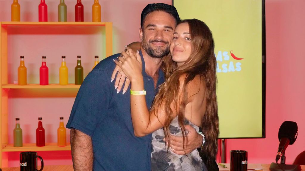 Todos los detalles del lugar donde fueron pillados Lola Índigo e Illo Juan besándose En todas las salsas Teporada 8 Top Vídeos 835