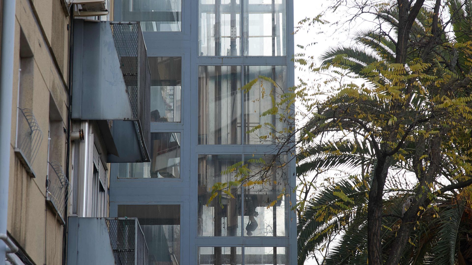 Un ascensor instalado en la fachada de un edificio en Madrid