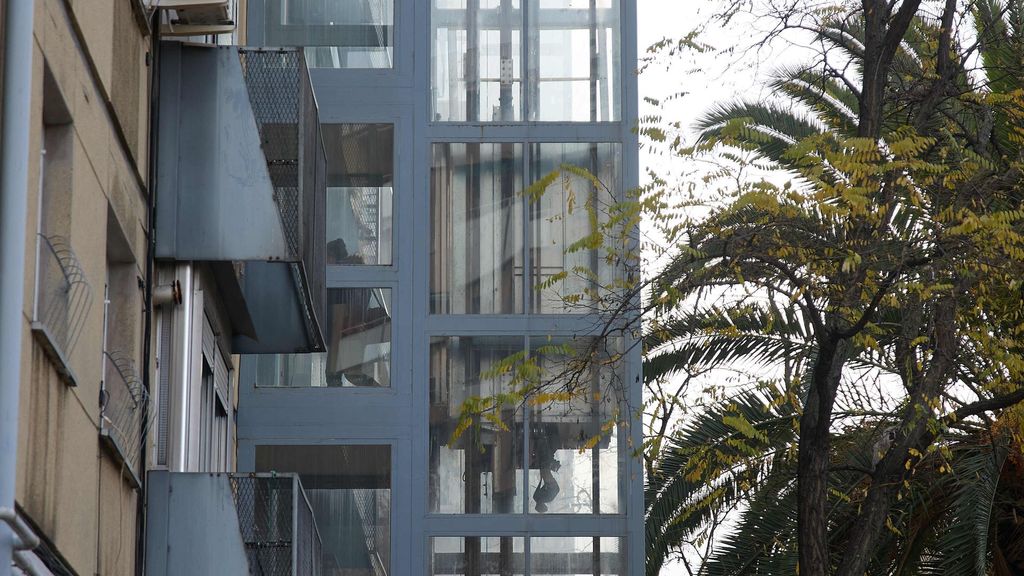 Un ascensor instalado en la fachada de un edificio en Madrid