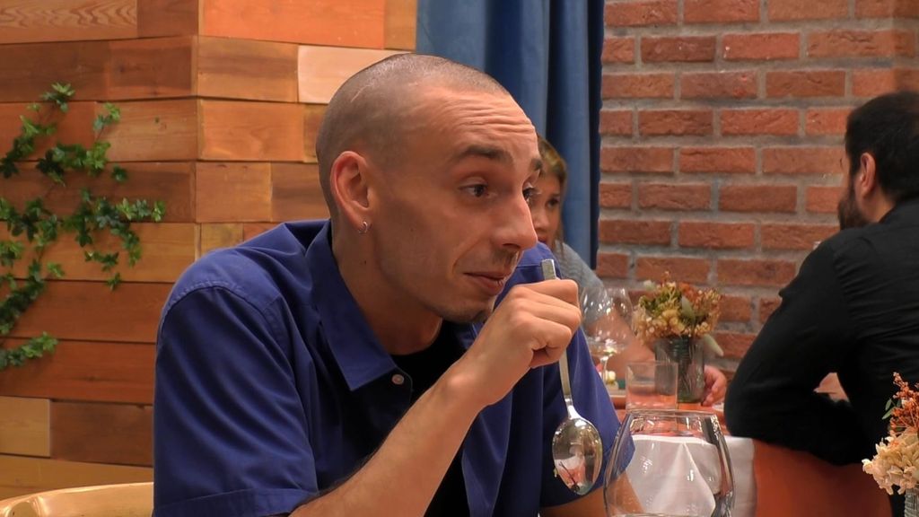 Una soltera desvela en 'First Dates' que tiene pareja y su cita se queda sin palabras: "Llevamos dos años viviendo juntos"