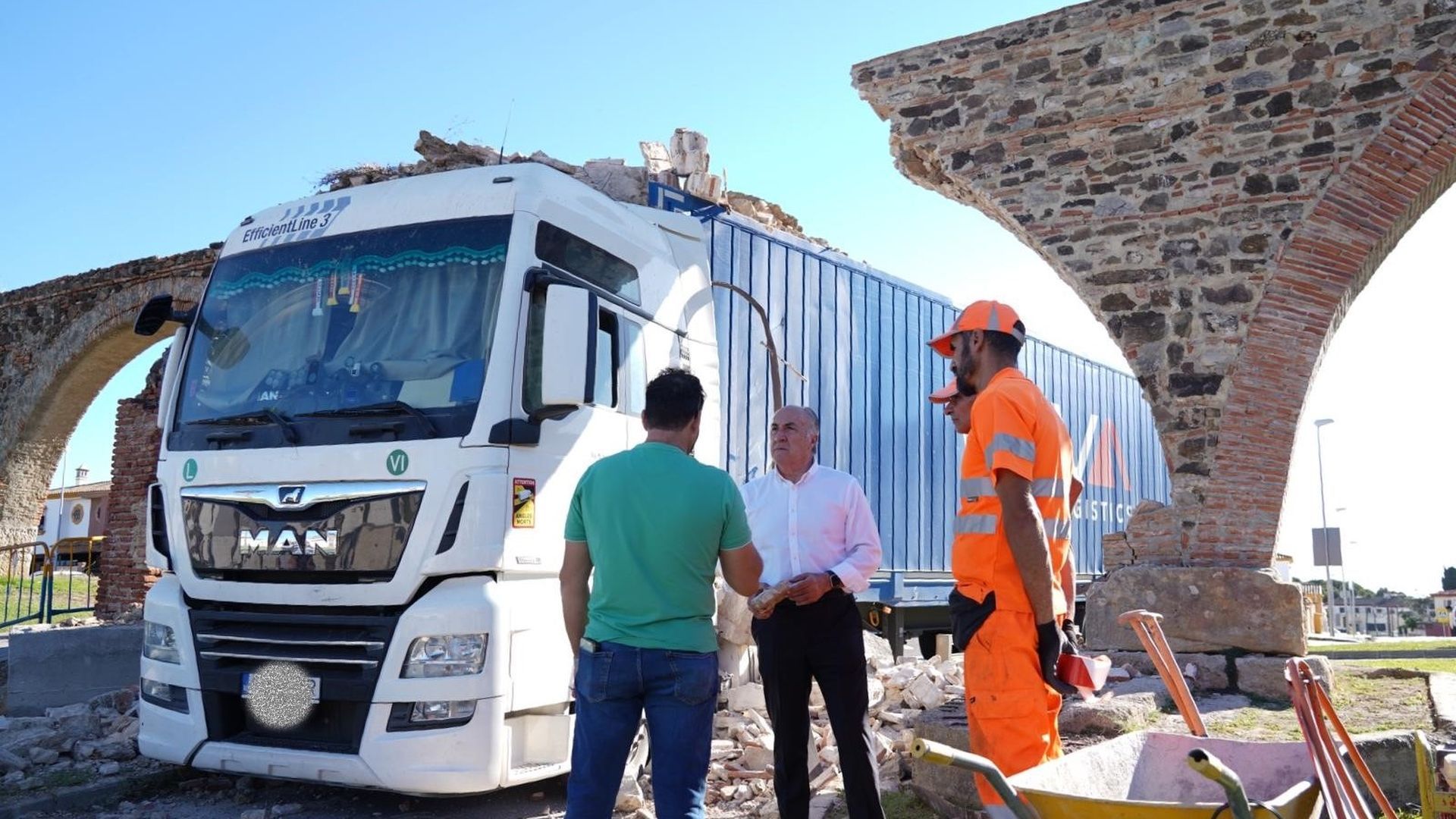 Accidente de un camión que ha destrozado un arco de 1777 en Algeciras, Cádiz