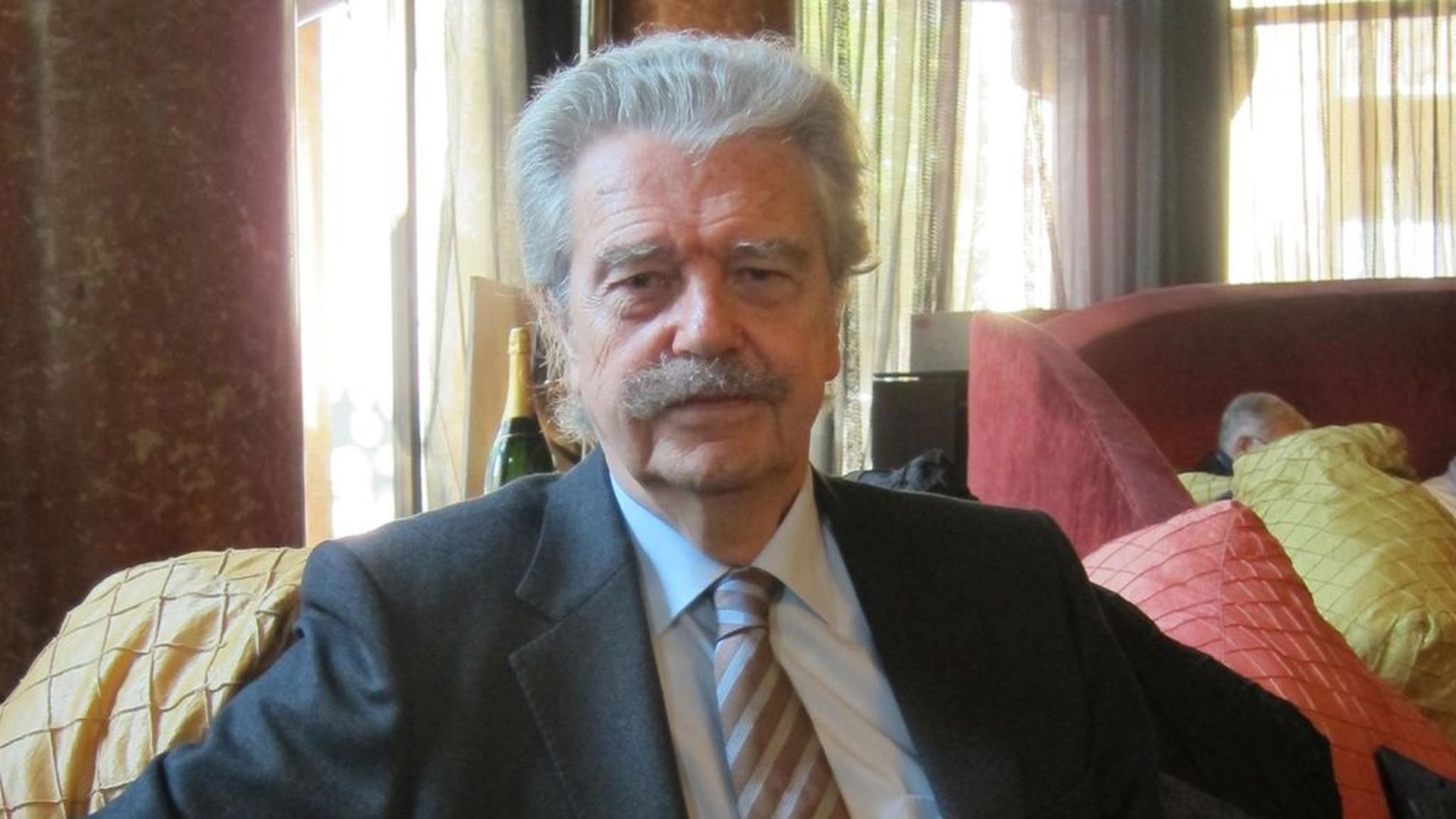 Archivo - El escritor y cronista de la ciudad Lluís Permanyer, en una imagen de archivo.