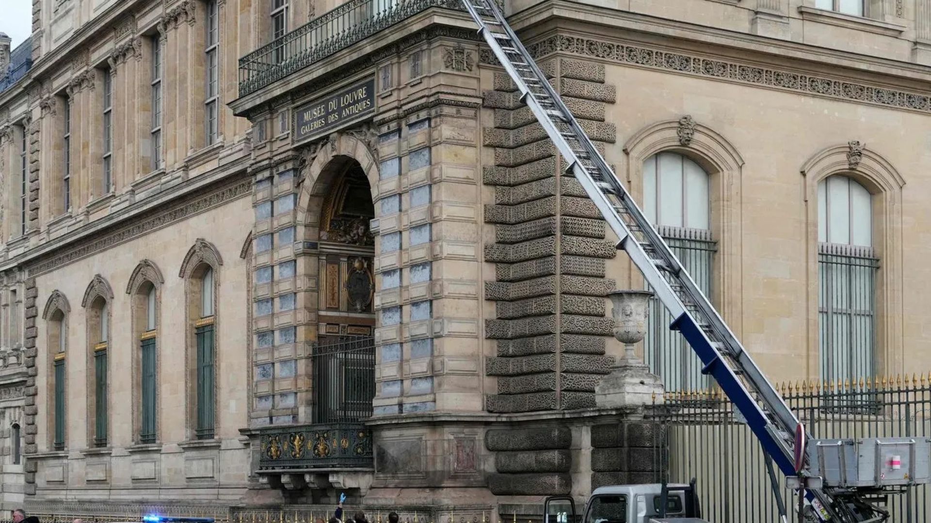 Balcón del Louvre con acceso a la galería de Apolo