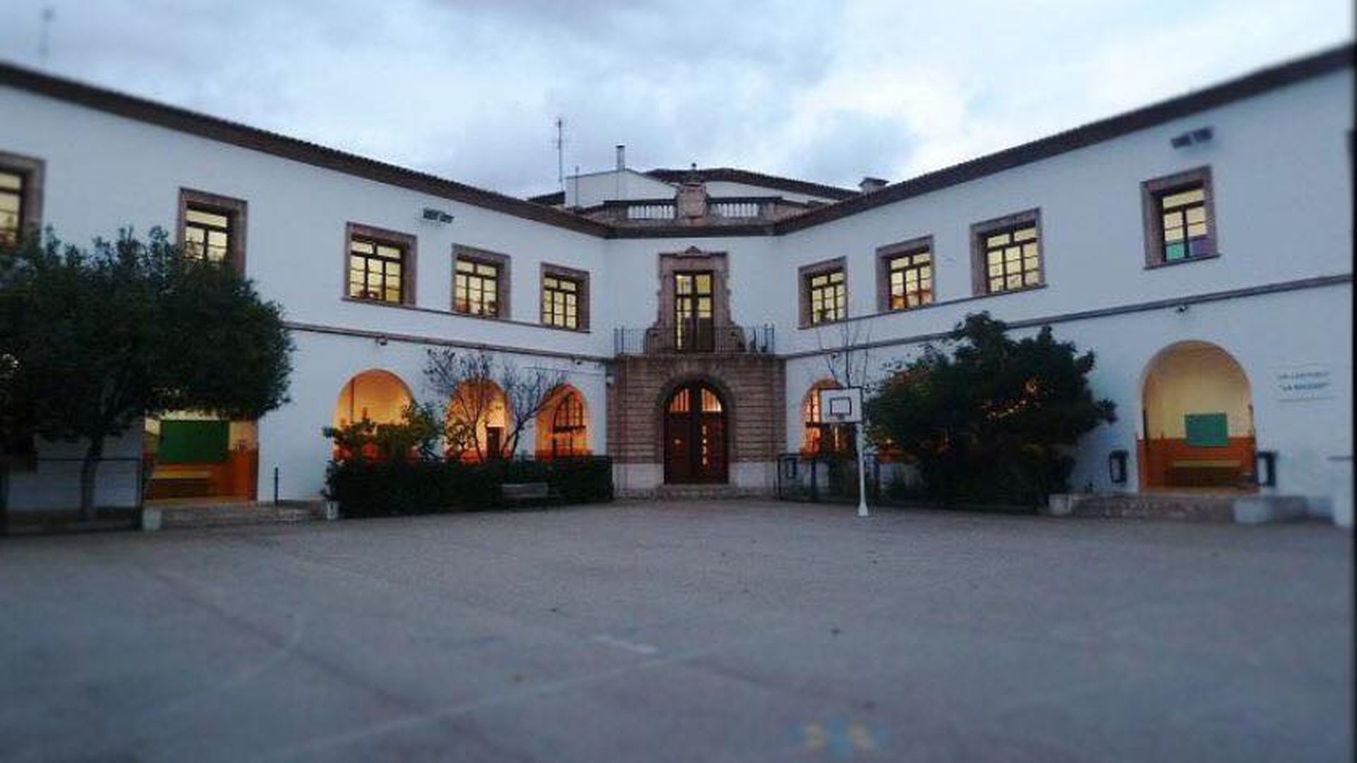 Confinan a los estudiantes en un colegio de Mallorca después de que un exalumno amenazase con un cuchillo de grandes dimensiones