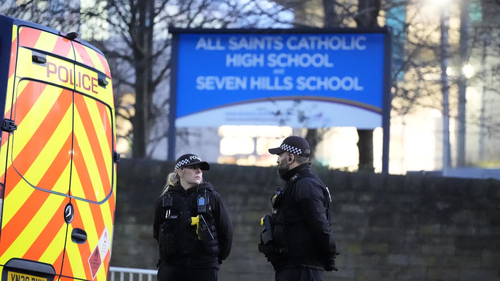 Dos agentes de policía vigilan en la entrada del instituto católico All Saints, de Sheffield, Reino Unido